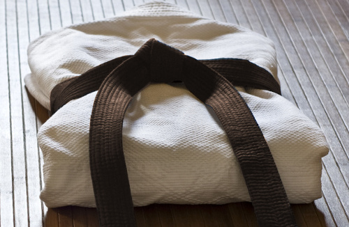 Der Kampfanzug (Dobok) ist ein Anzug aus leichtem, weißgebleichtem Leinen